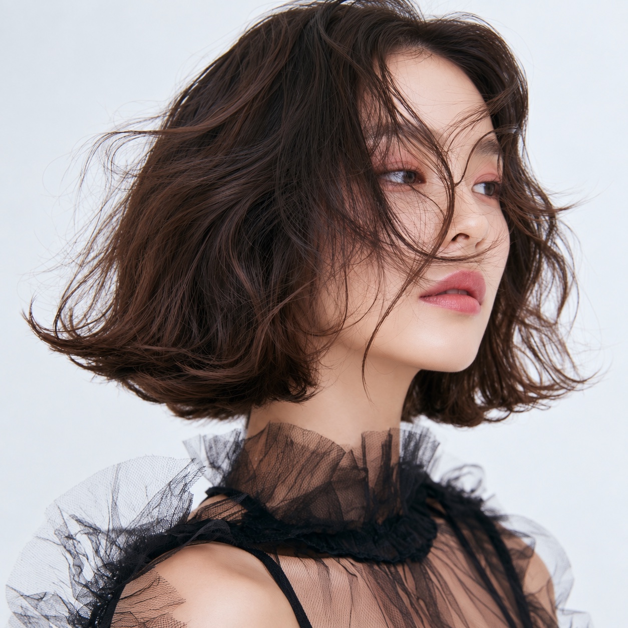 오른쪽 앞에서 본 단발 빈티지 루즈펌의 실루엣